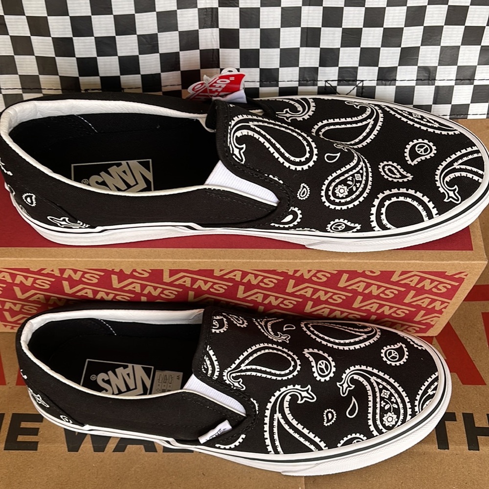 Vans Men’s Classic Slip On Peace Paisley Black/True White sneakers - Picture 3 of 16